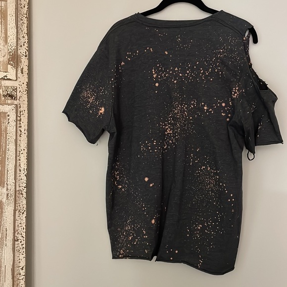 KISS DISTRESSED TEE - Picture 3 of 3